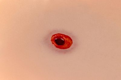 Wound moulage bullet hole, leg with bleeding function