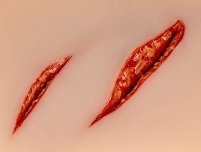 Wound moulage cut, large with bleeding function